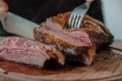 Carne assada sendo fatiada