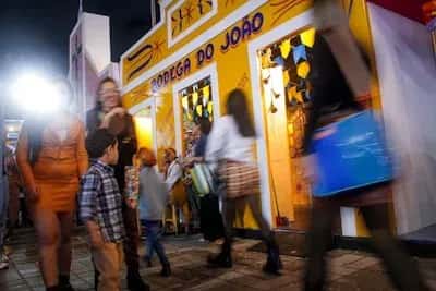 Barraca de festa junina à noite