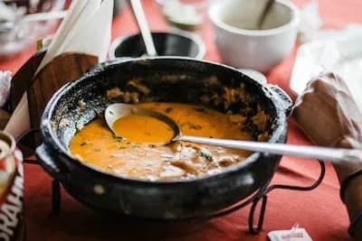 Moqueca servida na panela