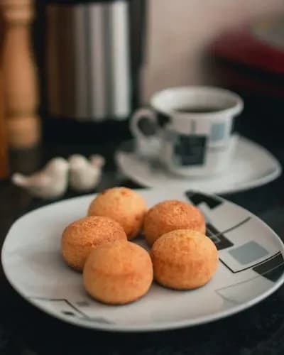 Pães de queijo e café